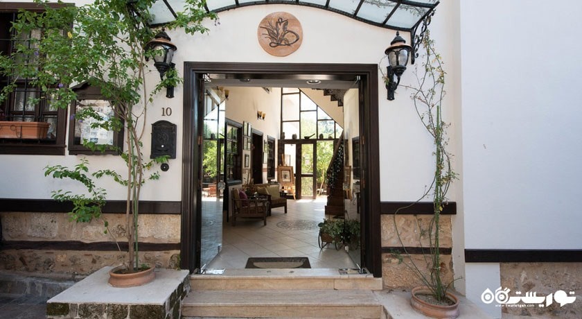 درب ورودی هتل دژاوو